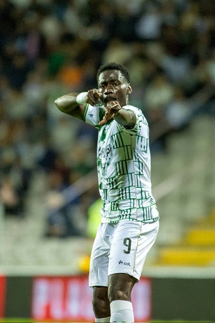  欧联倒计时；上海申花转会期调整名单；细节引发关注；赛场秩序良好；数据趋势出现新变化