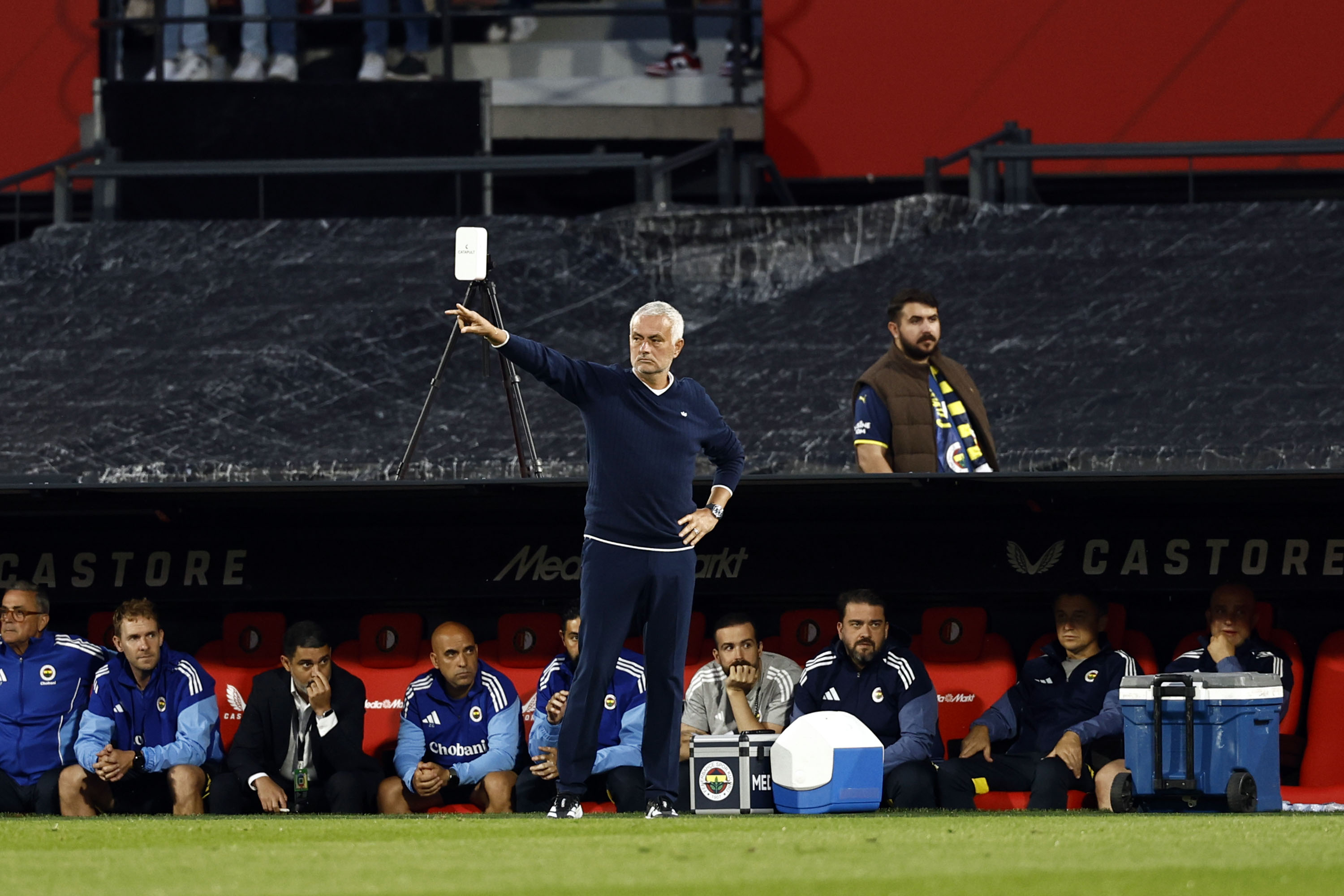 包含今晚费耶诺德队长鼓劲——荷甲节点到来，更衣室稳定，更衣室氛围转暖的词条